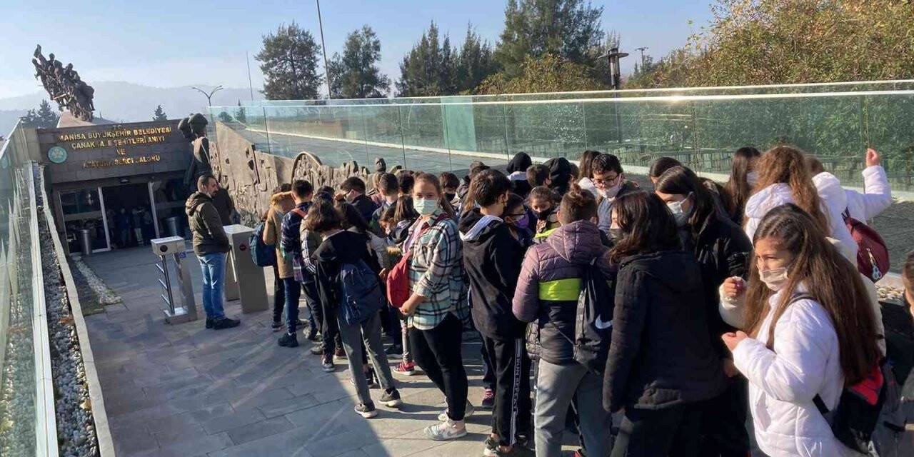 Çanakkale Şehitleri Anıtı yüzlerce öğrenciyi ağırladı