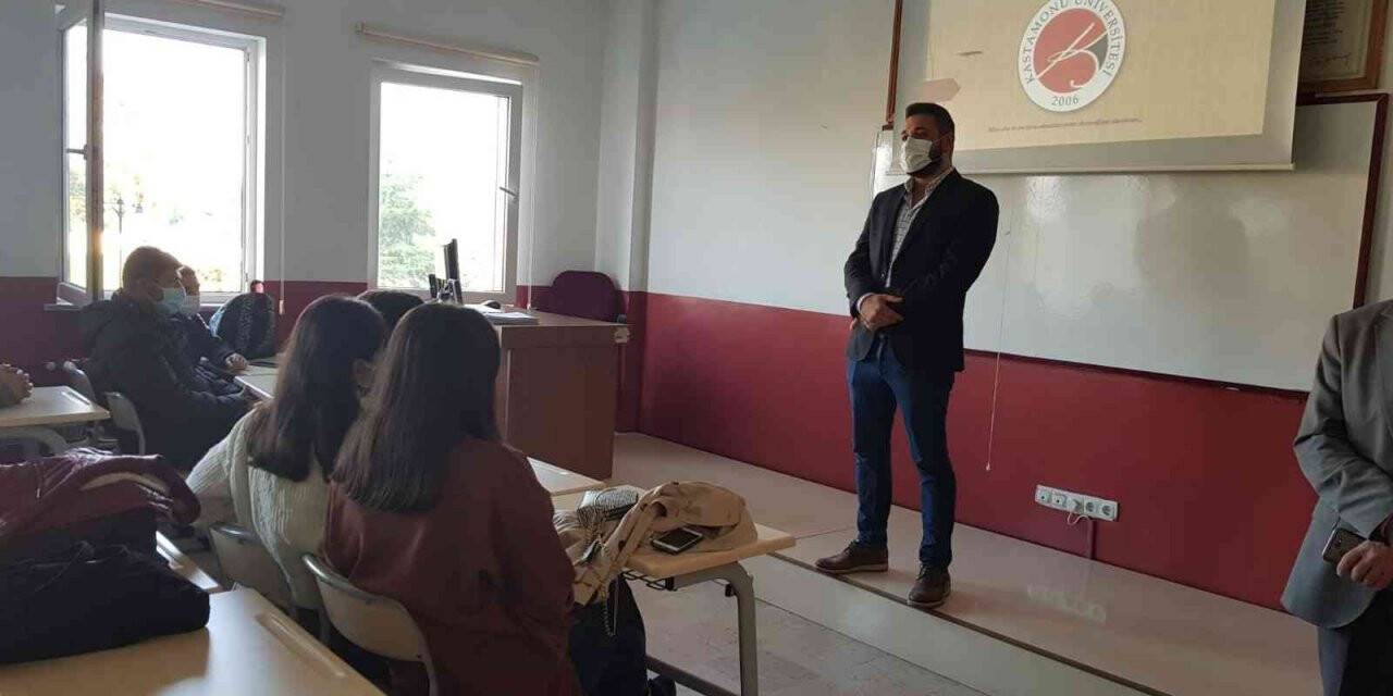 Üniversite öğrencileri korona virüs aşısı hakkında bilgilendiriliyor