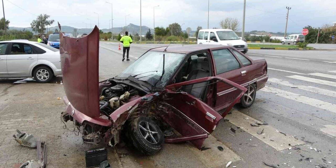 Antalya’da otomobiller çarpıştı: 3 yaralı