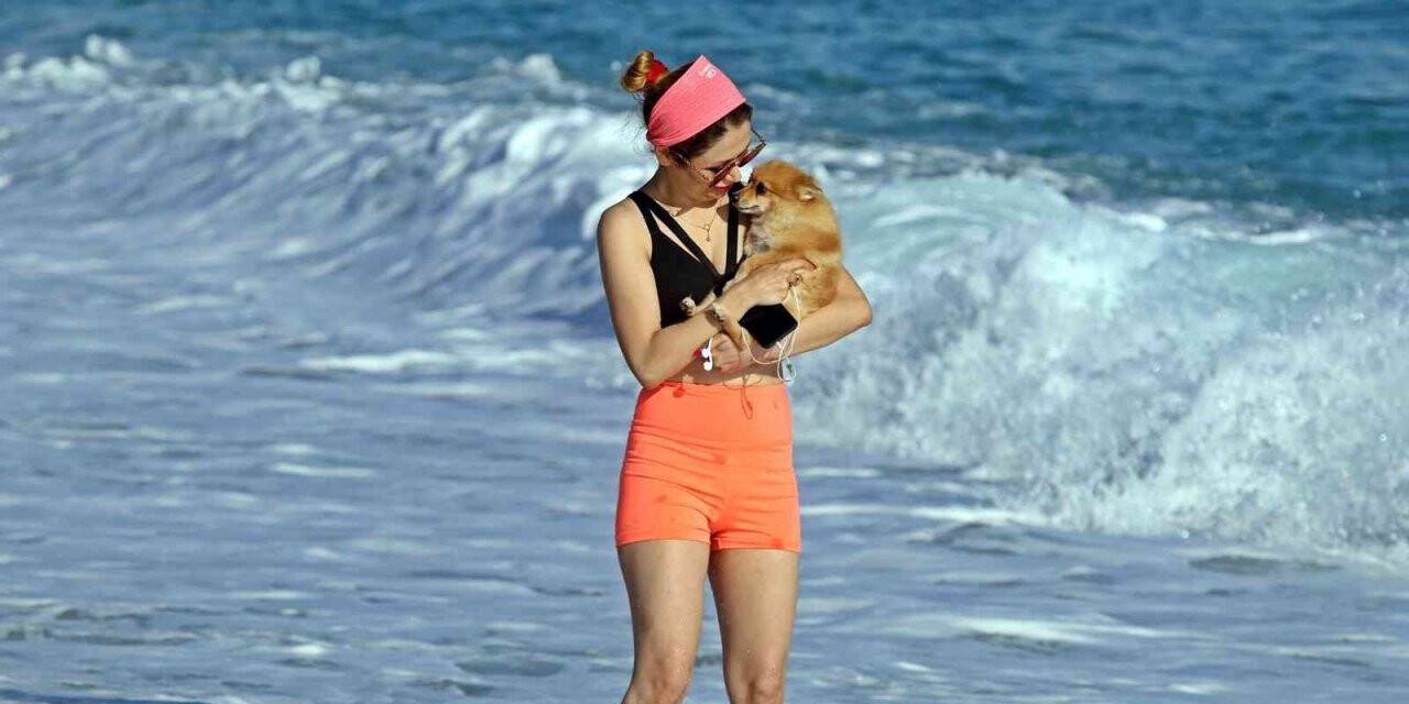 Gök gürültülü sağanak beklenen Antalya’da, güneşli havayı gören soluğu sahilde aldı