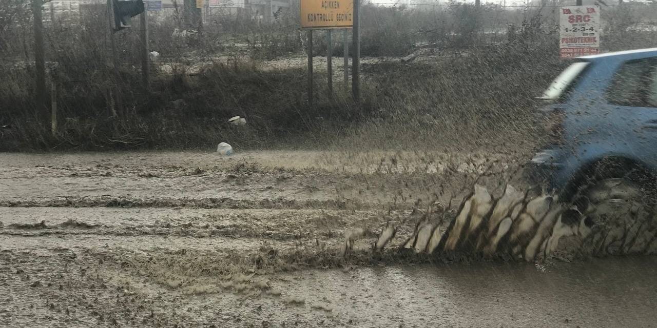 Sağanak yağmur sonrası yollar göle döndü
