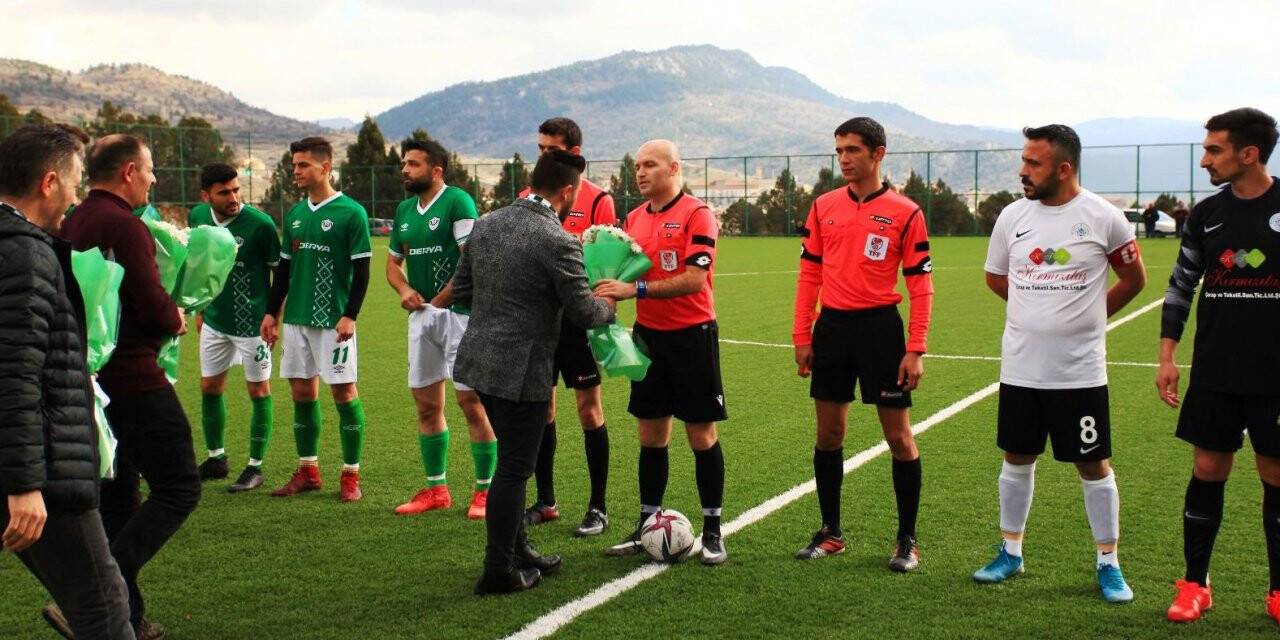 Beyşehir Üzümlüspor çiçeklerle karşıladı