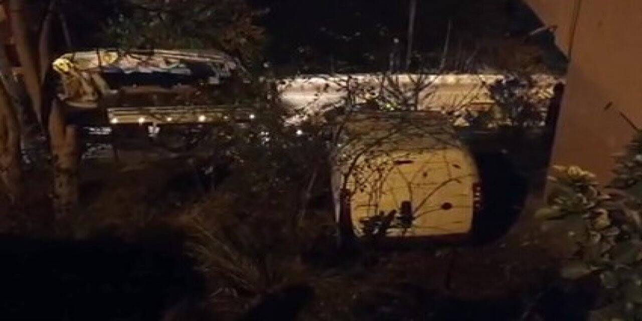 Yoldan çıkan hafif ticari araç bahçeye uçtu