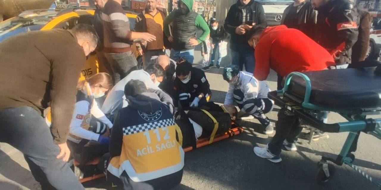 Kırmızı ışık ihlali yapan taksi ile ters yöne giren motosiklet çarpıştı: 1 yaralı