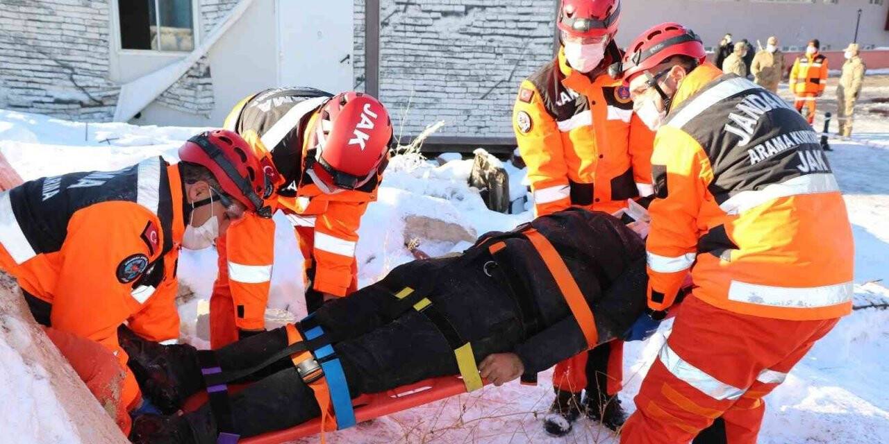 JÖAK ve JAK ekiplerinin deprem tatbikatı gerçeğini aratmadı