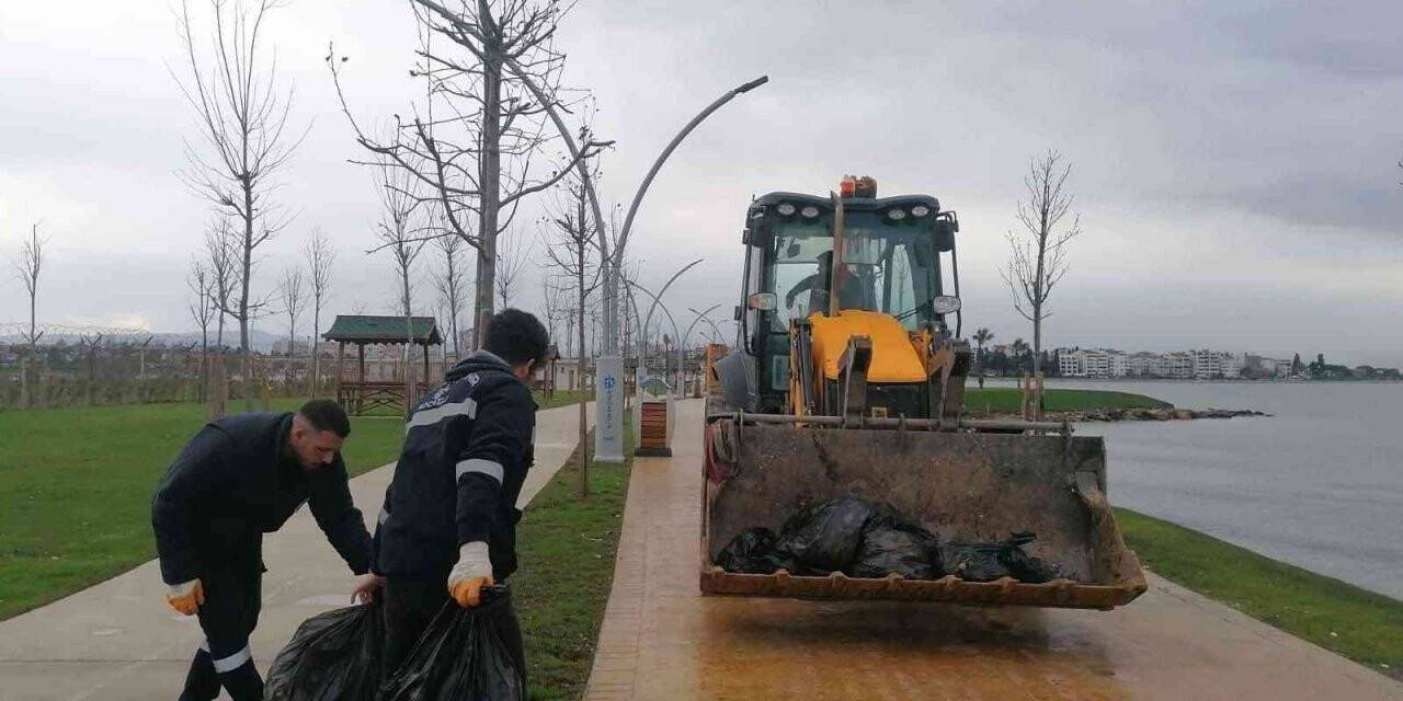 Lodosun ardından sahillerde 100 kamyon atık toplandı