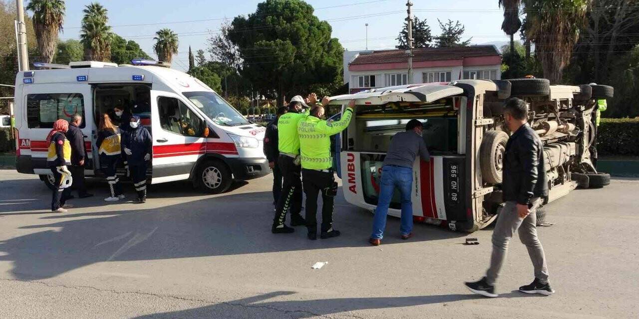 Hasta taşıyan ambulans ile hafif ticari araç çarpıştı: 4 yaralı
