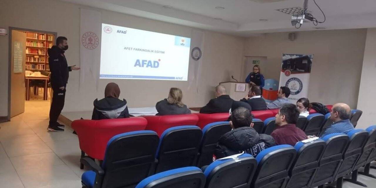 Kütüphane personellerine afet eğitimi verildi