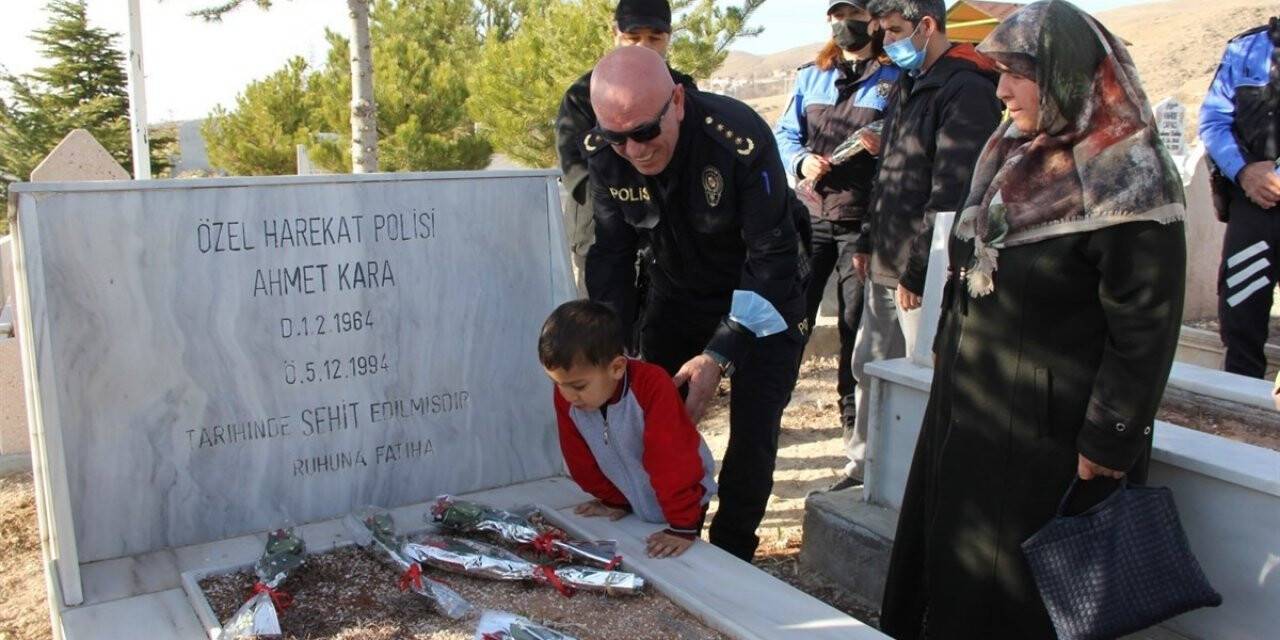 Şehit Özel Harekat Polisi Mezarı Başında Anıldı