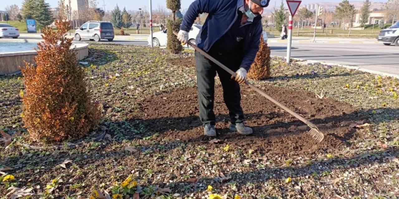 Elazığ’da 107 bin çiçek toprakla buluştu