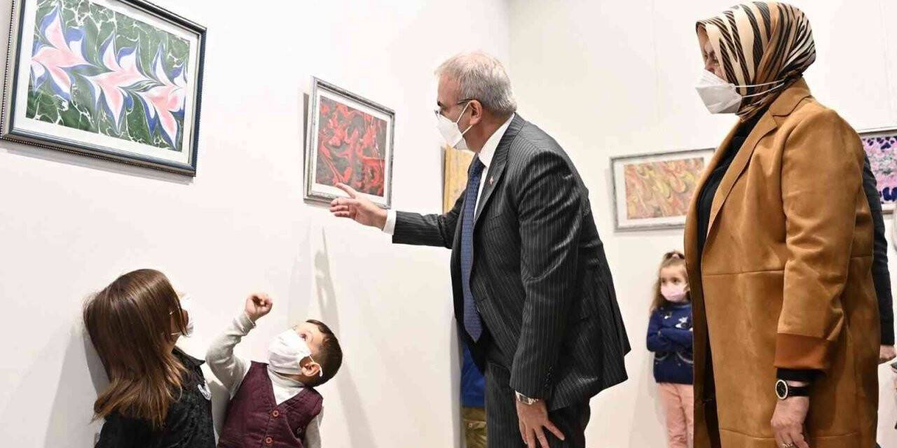 Karaloğlu ailesi, ‘Ebru Sanatının Minik Kalplerden Yansıması’ sergisini açtı