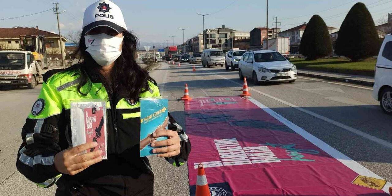 Polisler emniyet kemeri takan sürücülere teşekkür etti
