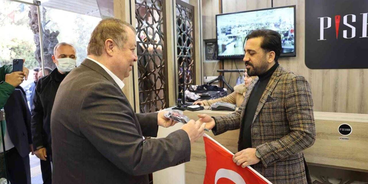 Kilis’te Türk Bayrağı ile kalpak dağıtıldı