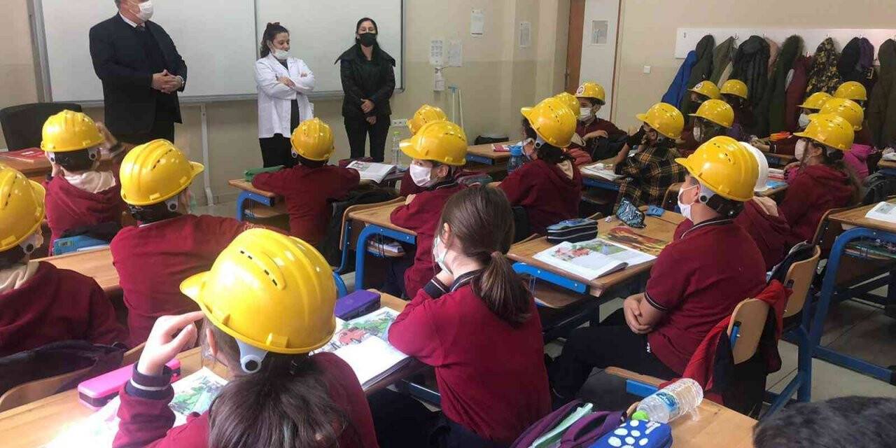 Öğrenciler derse madenci baretiyle girdi