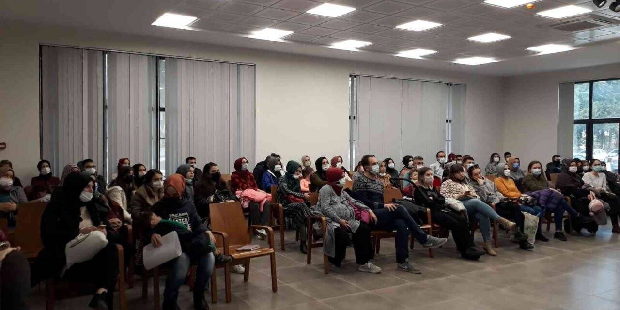 Aileler seminerde çocuklar atölyelerde