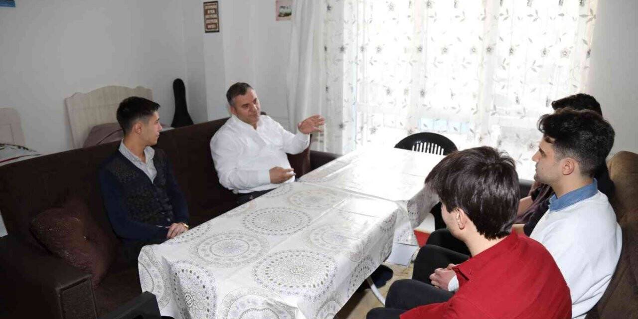 Öğrenci evini ziyaret eden Başkan Demirbaş menemen yaptı