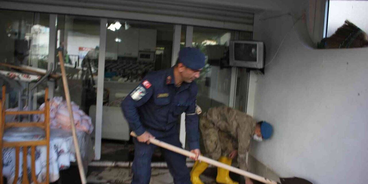 Jandarma mağdur vatandaşların evlerini temizledi