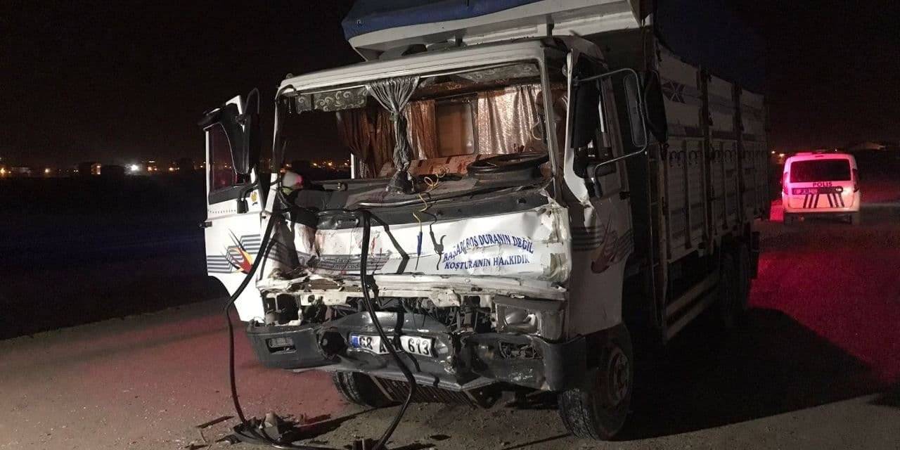 Trafiğe kapalı yolda kamyonetle seyreden alkollü 3 kuzen iş makinesine çarptı: 3 yaralı
