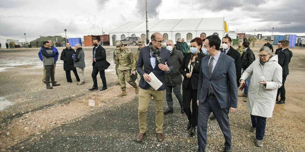 Kosova Başbakanı Kurti’den Afgan mültecilerin kaldığı askeri üsse ziyaret