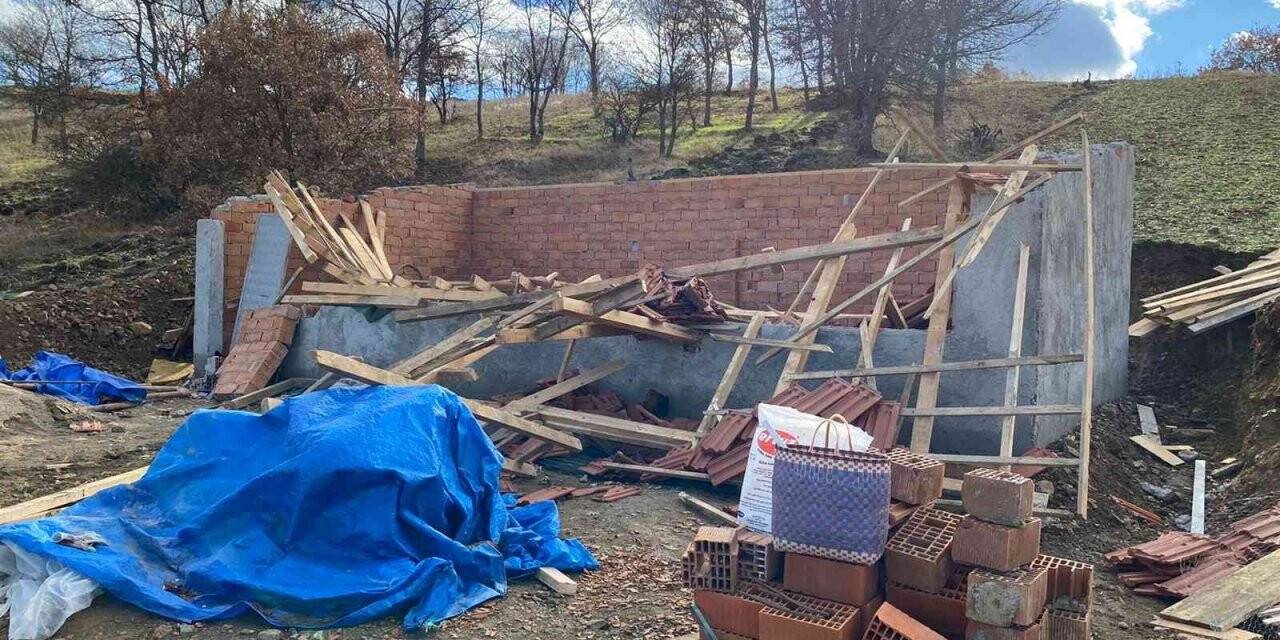 İnşaat çatısının çöktüğü olayda ağır yaralanan işçi hayatını kaybetti