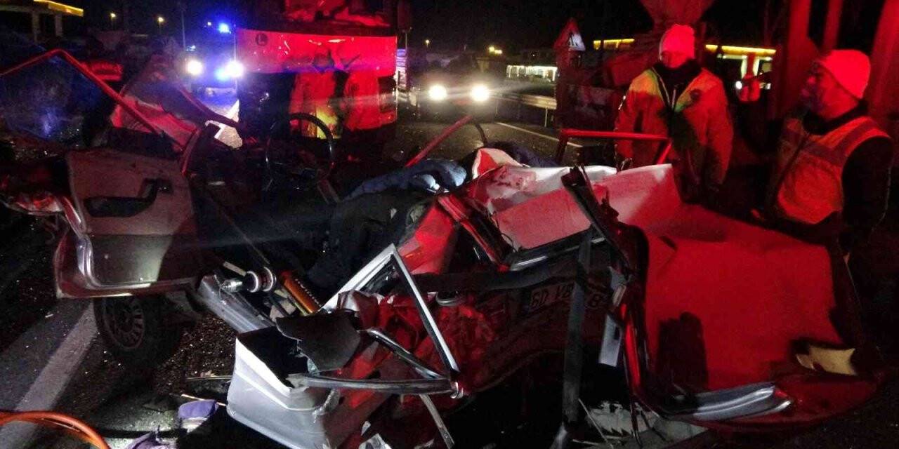 Tıra çarpan otomobil kağıt gibi ezildi: 2 ölü, 1 yaralı
