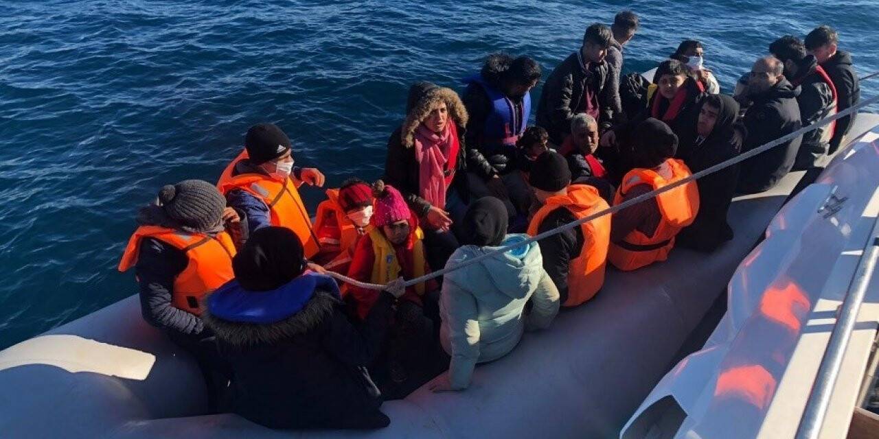 İzmir açıklarında 80 düzensiz göçmen kurtarıldı