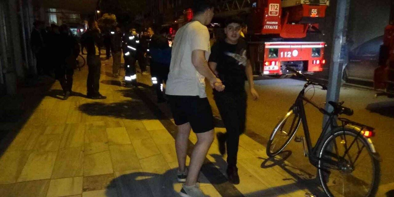 Çiçekçide yangın çıktı, mahalleli kendini sokağa attı