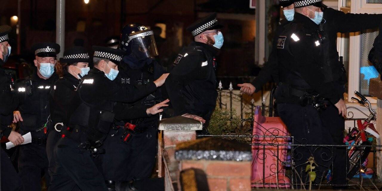 İngiltere Başbakanı Johnson polis kılığında denetime çıktı