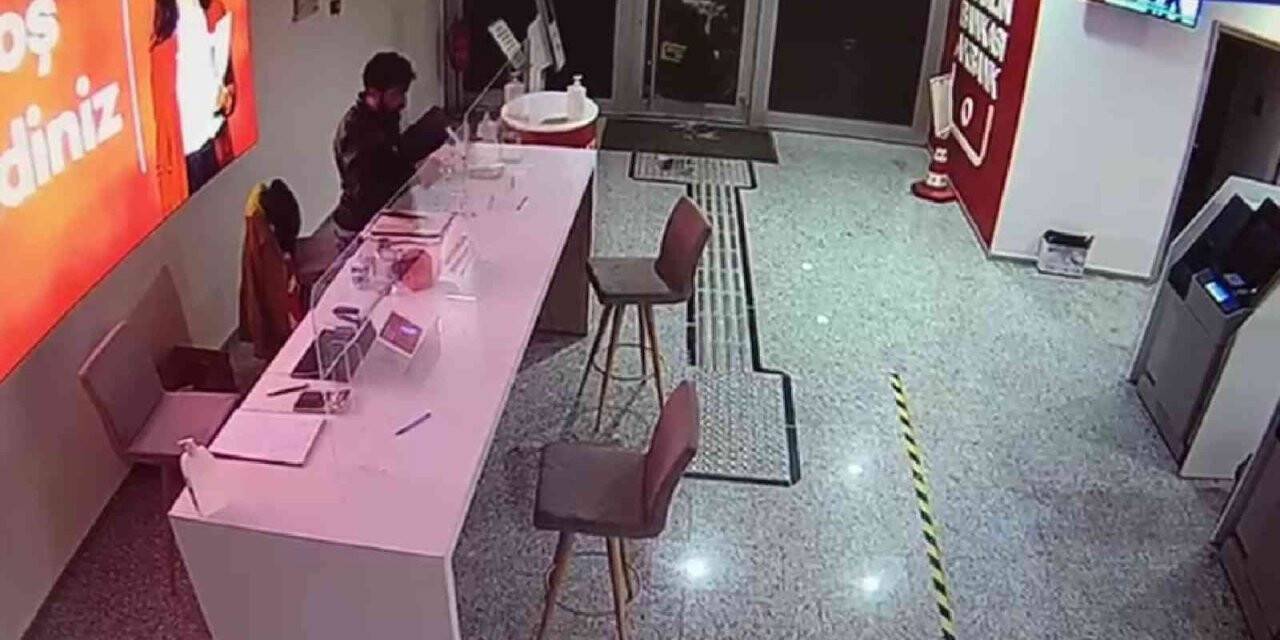 İzmir’de bankada yaşanan hırsızlık anı güvenlik kamerasına yansıdı