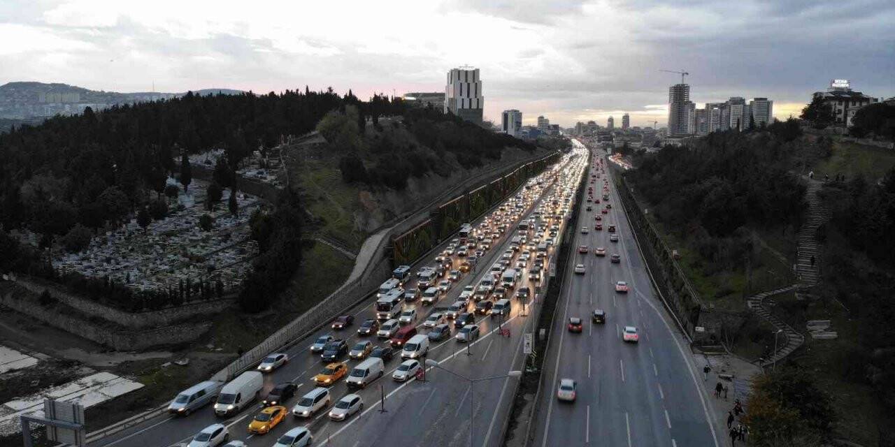 Maltepe’de D-100 karayolu daraltıldı, kilometrelerce trafik oluştu