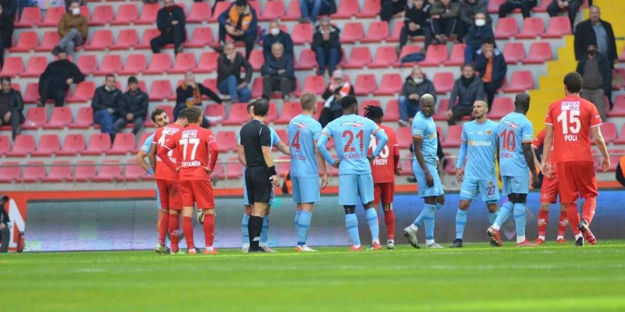 Gavranovic ve Kolovetsios ilk kez kırmızı kart gördü