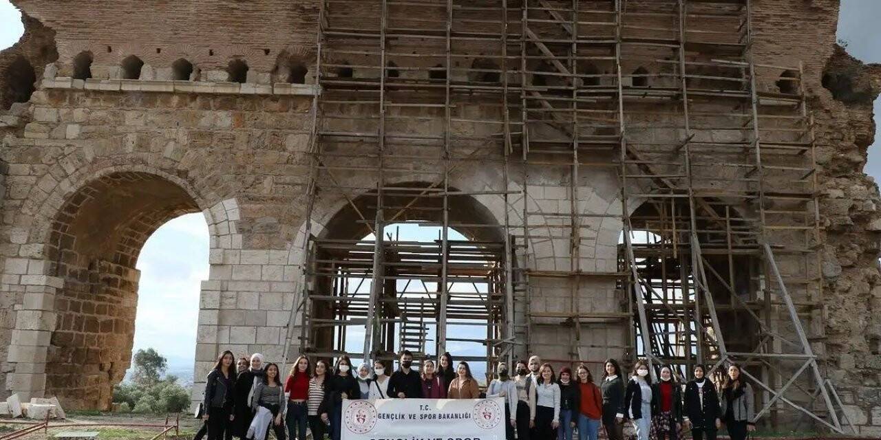 Üniversite öğrencileri Tralleis’te çevre temizliği yaptı
