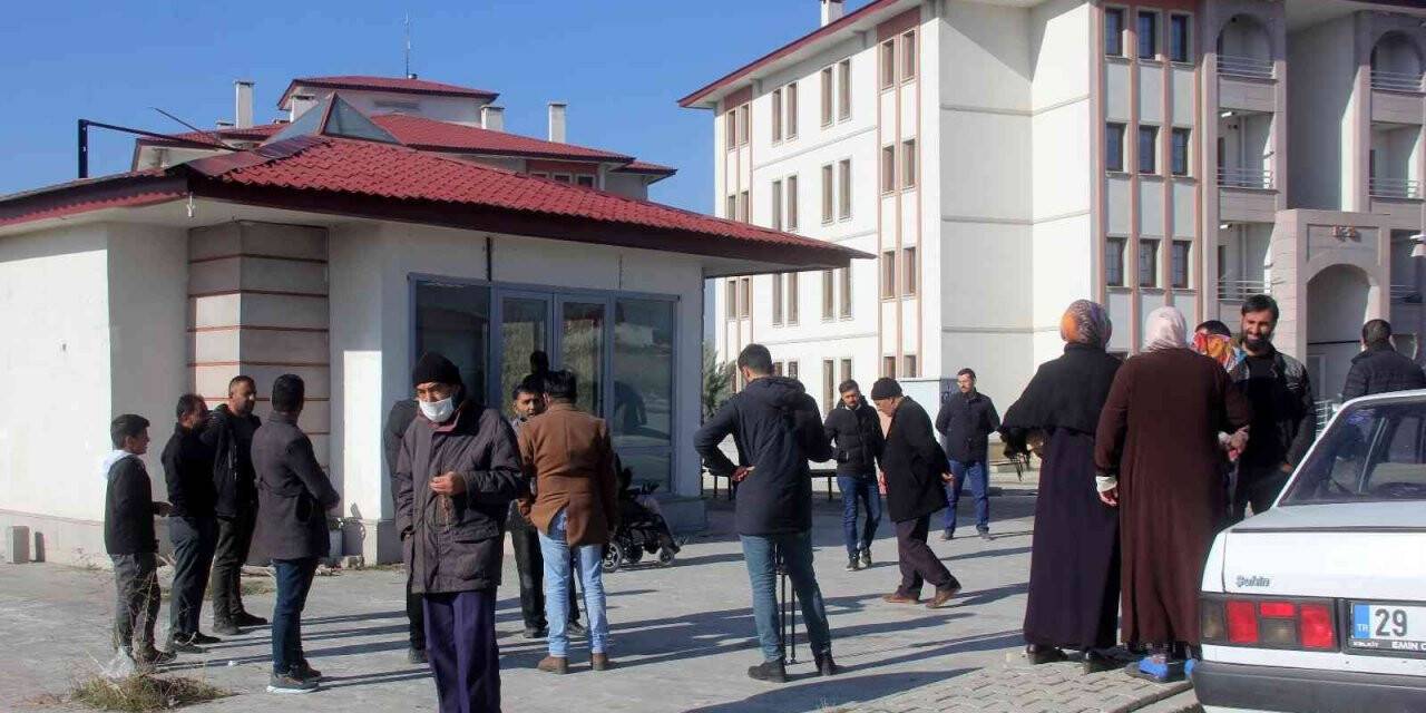 Mahalleli, Enerya doğalgaz dağıtım şirketine tepki gösterdi