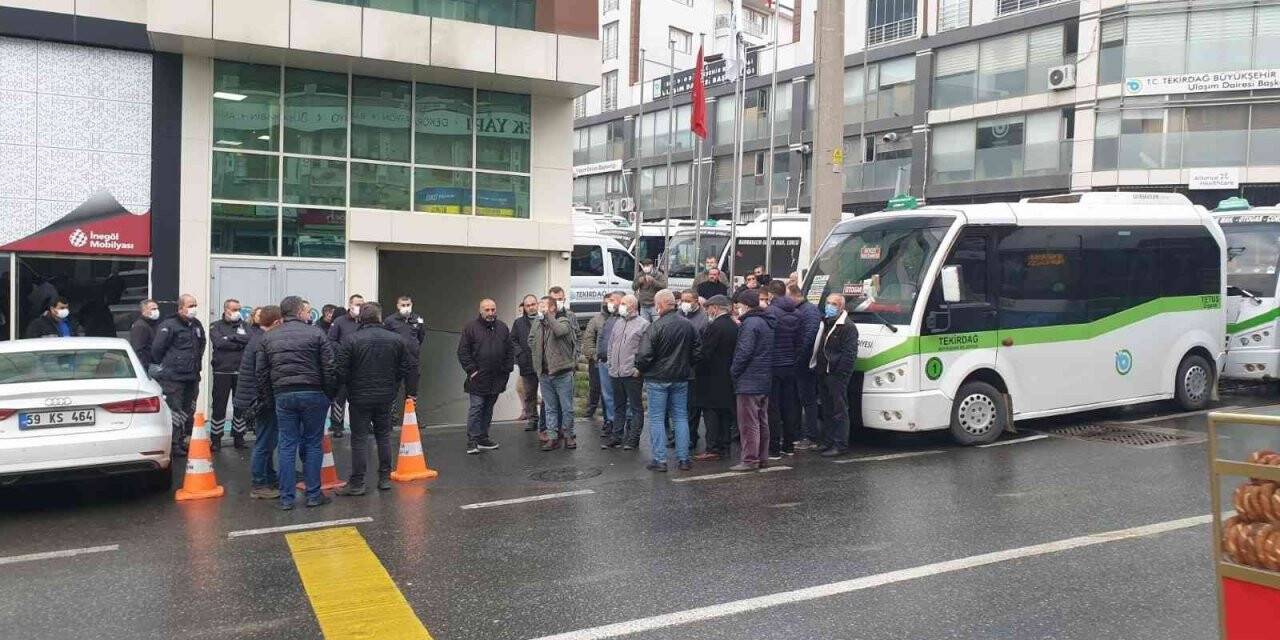 Minibüsçülerden Tekirdağ Büyükşehir Belediyesine güzergah eylemi: “CHP’liyim arabamı da yakacağım, kendimi de burada yakacağım”