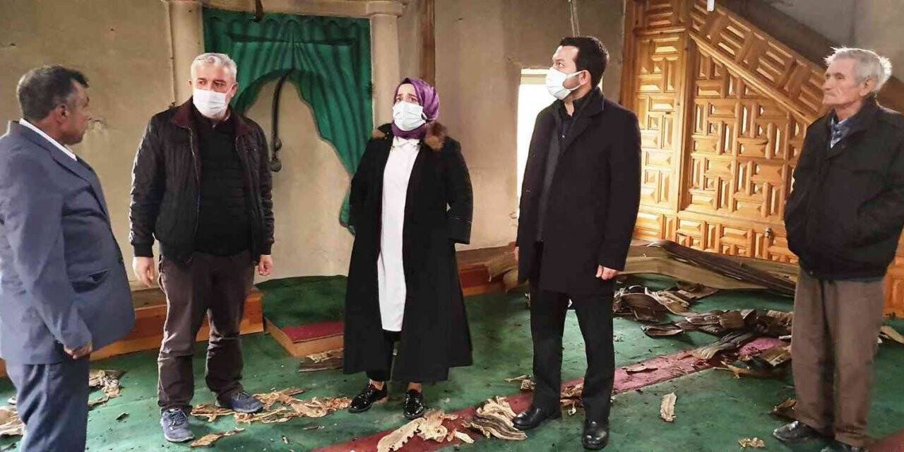 Kaymakam Özay, yangından zarar gören camide incelemelerde bulundu