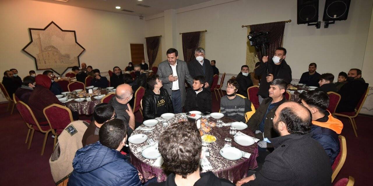 Başkan Hasan Kılca, öğrenci ve aileleriyle buluştu