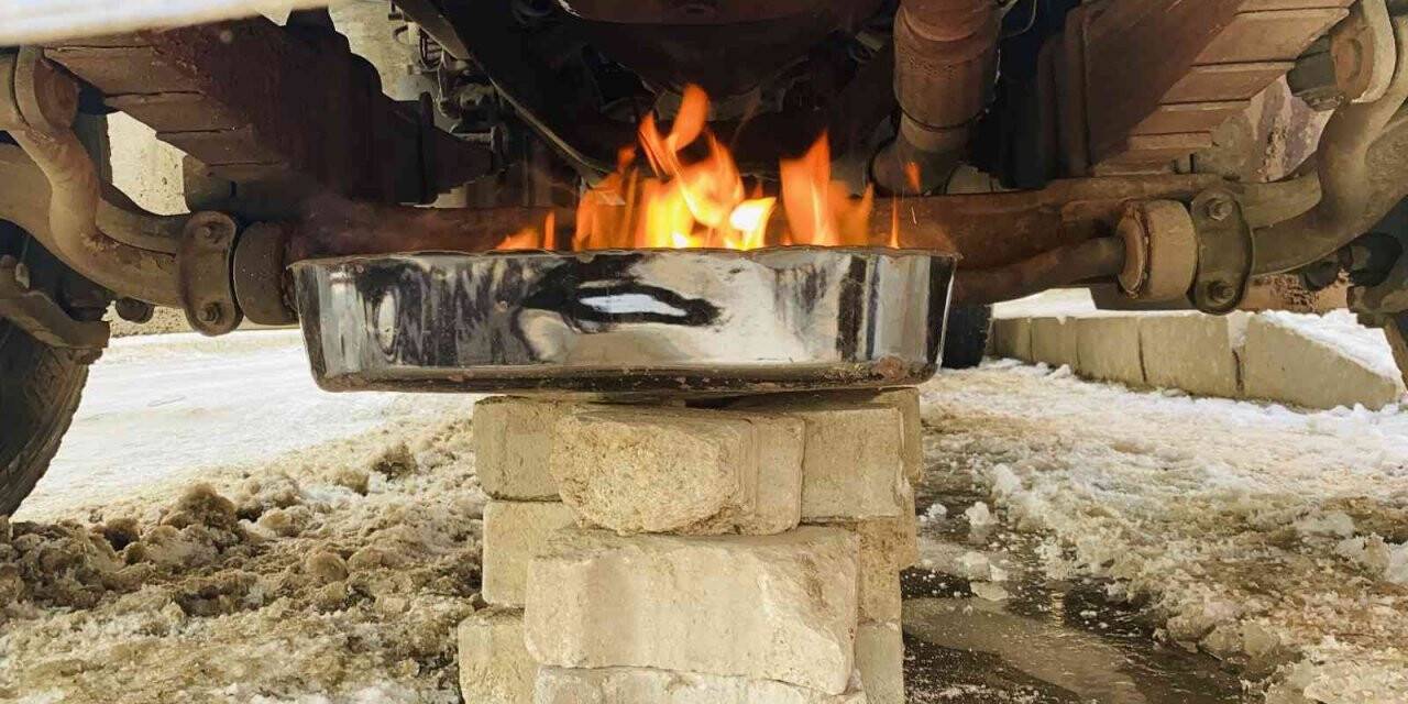 Sibirya soğukları Ağrı’da araçların depolarını dondurdu