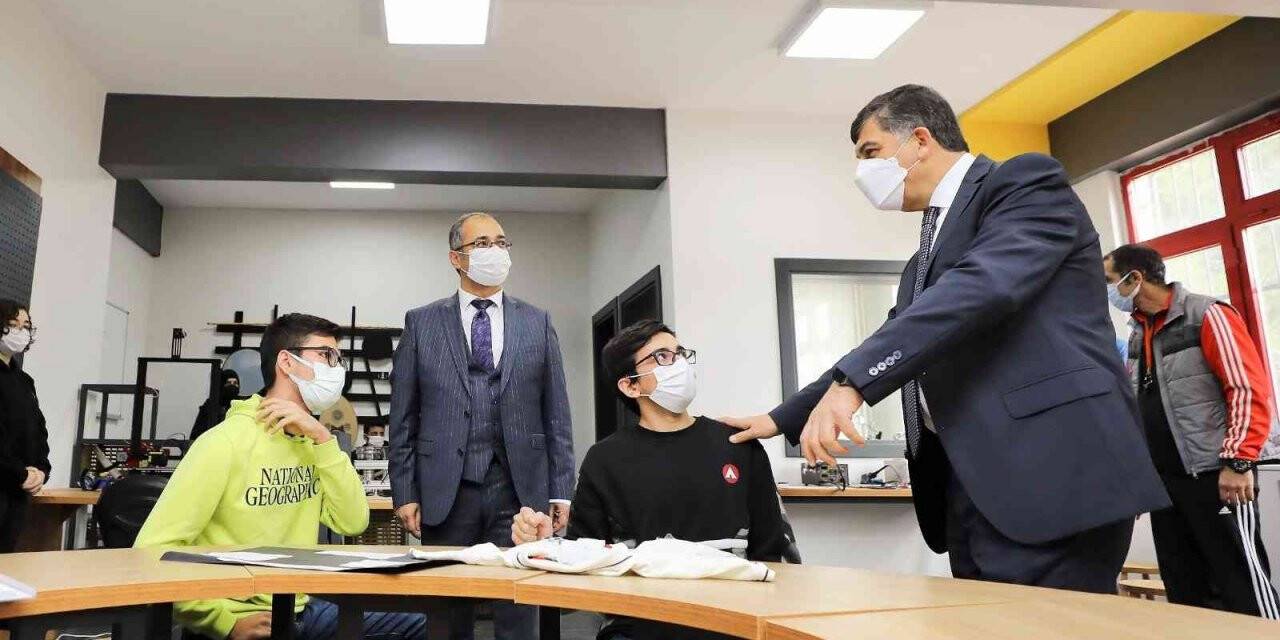 Fadıloğlu, Fen Lisesi öğrencileriyle bir araya geldi