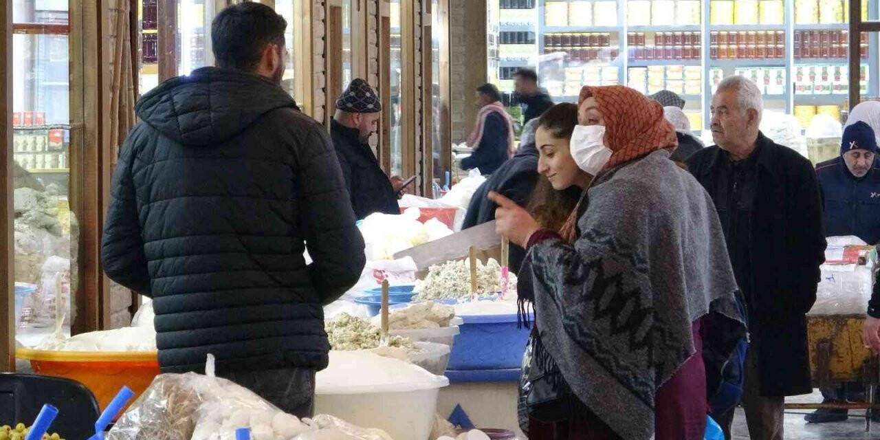 Tarihi Peynirciler Çarşısı esnafı kovboy kapı istiyor