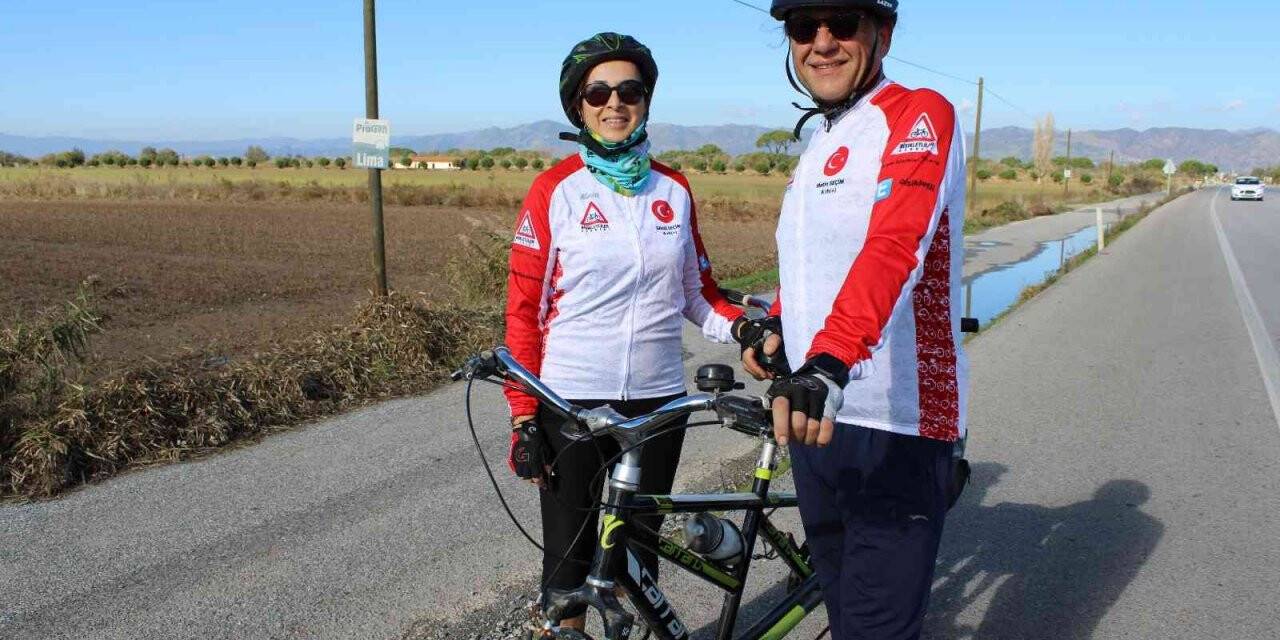 Aydınlı bisiklet tutkunu çift, görenlerin dikkatini çekiyor