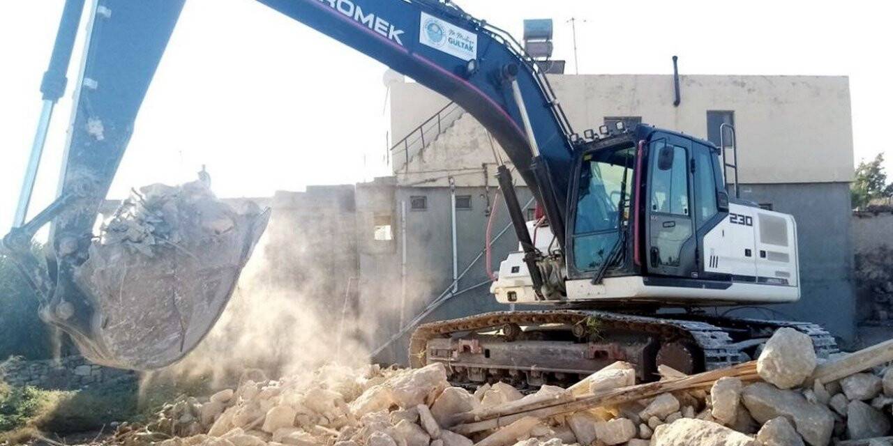 Akdeniz Belediyesi metruk binaların yıkımına devam ediyor