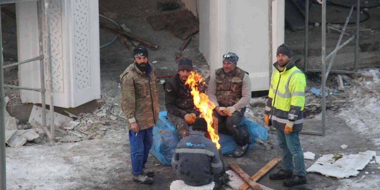 İnşaat işçilerinin soğukla mücadelesi