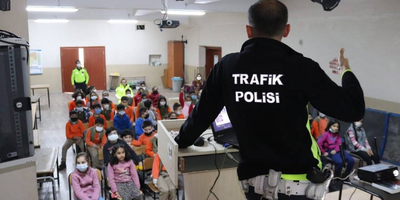 Kars’ta öğrencilere genel trafik eğitimi veriliyor