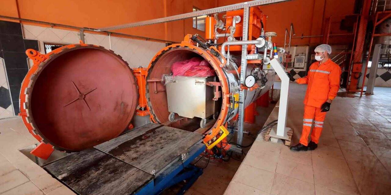 Ayda 210 ton tıbbi atığı evsel atığa dönüştürüyor