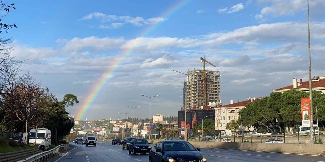 İstanbulluları gökkuşağı karşıladı
