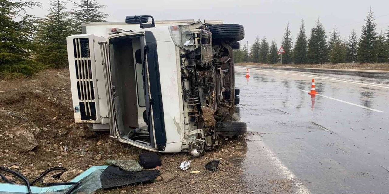 Sürücü kaza yaptığı kamyonun camından çıkarak kurtuldu
