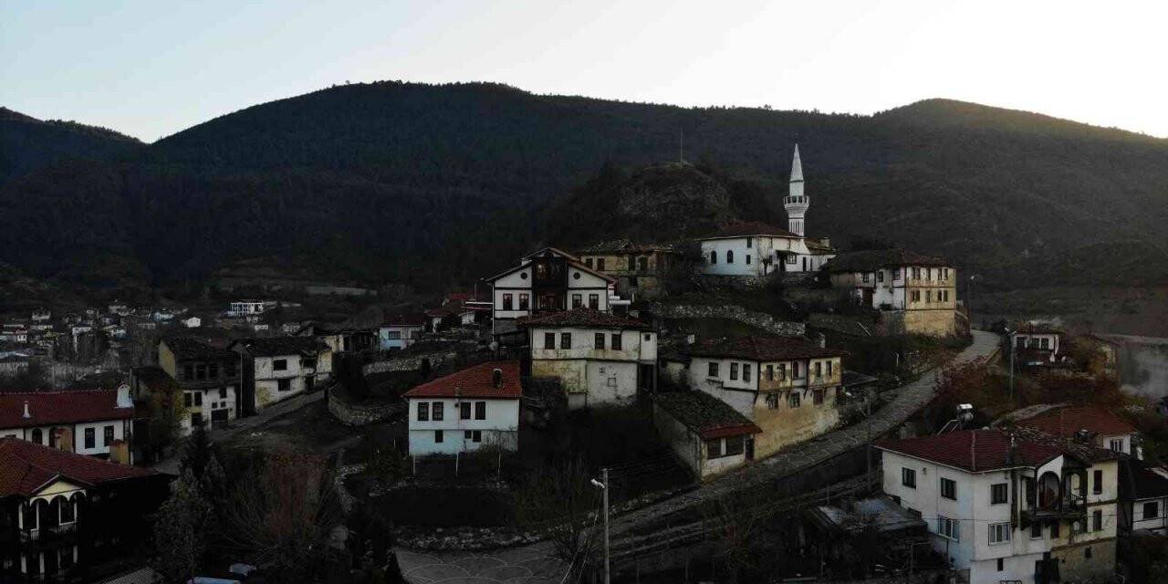 Bu evler görenleri tarihi yolculuğa çıkarıyor