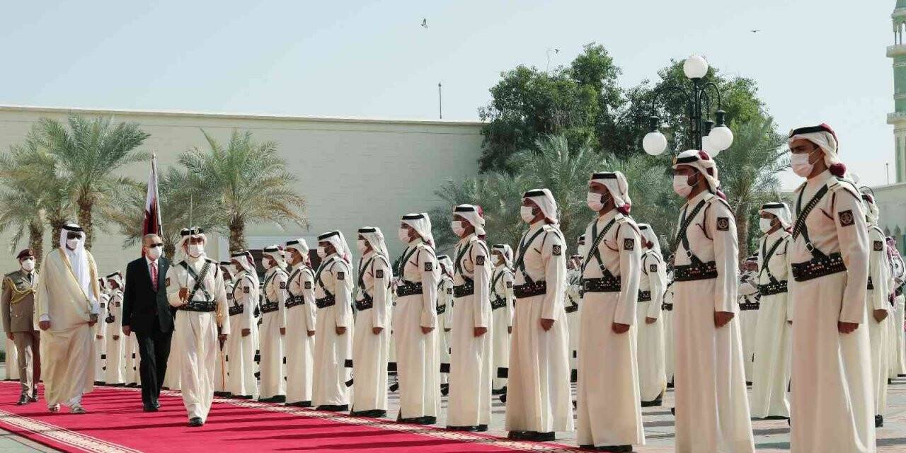 Cumhurbaşkanı Erdoğan, Katar’da resmi törenle karşılandı