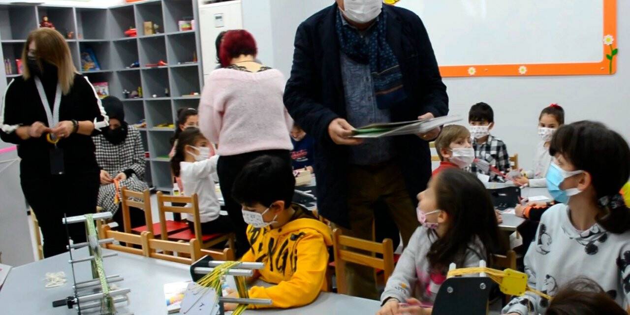 Çocuklar atölyede kendi bilekliklerini dokudu