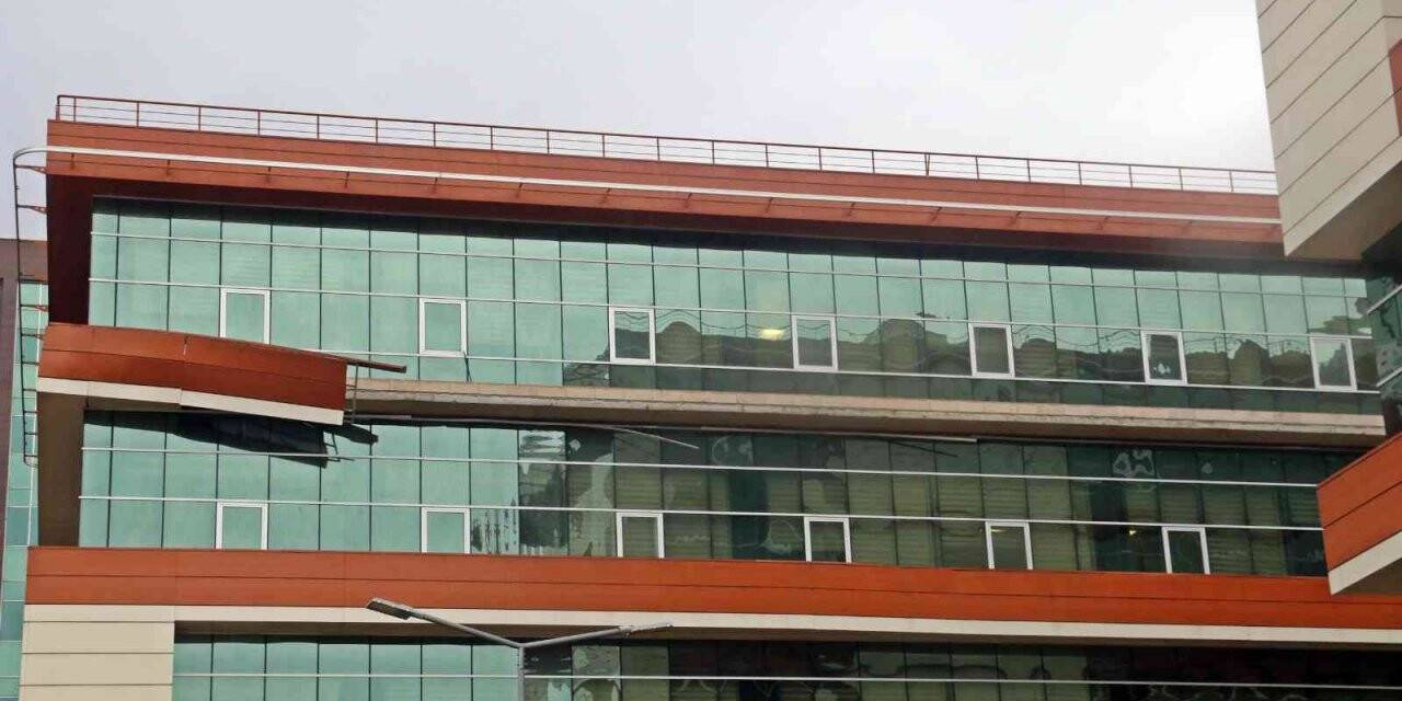 Antalya’da fırtına hastane dış kaplamasını söktü, ağaçları devirip, tekneleri beşik gibi salladı